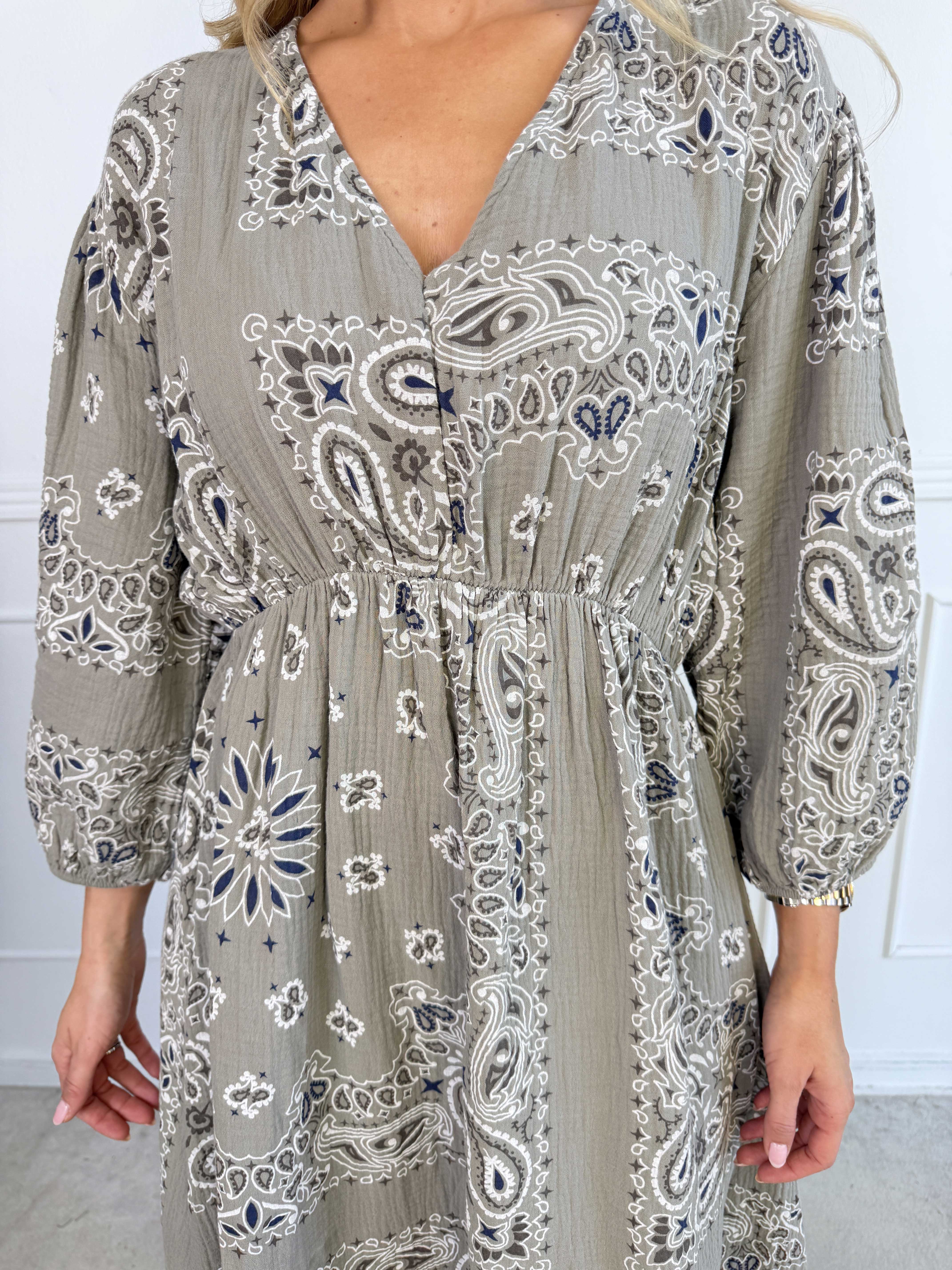 Jasmin Paisley – Plus size klänning i mjuk bomullsmuslin med paisleymönster